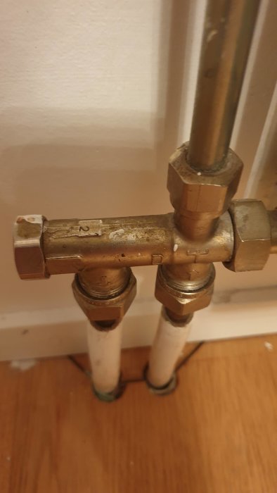 Radiatoranslutning med siffra 2 instansad som antyder ett system för 2-rör.