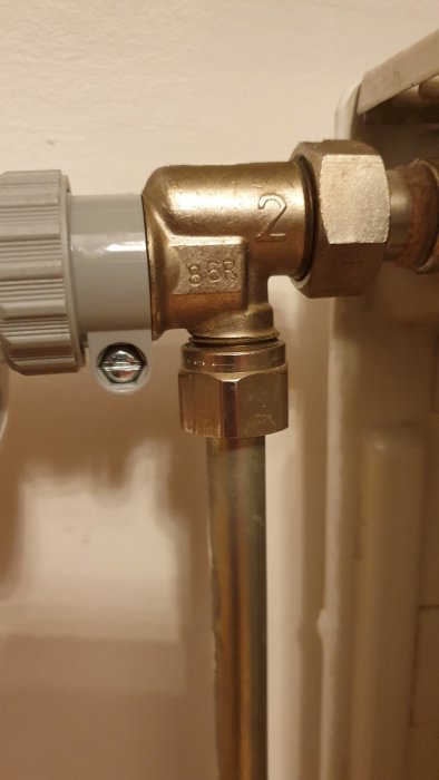 Radiatoranslutning med en mässingsventil märkt med siffran 2.