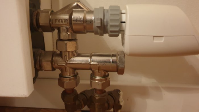 MMA-radiatoranslutning med kopplingar där värmeintaget är på höger sida.