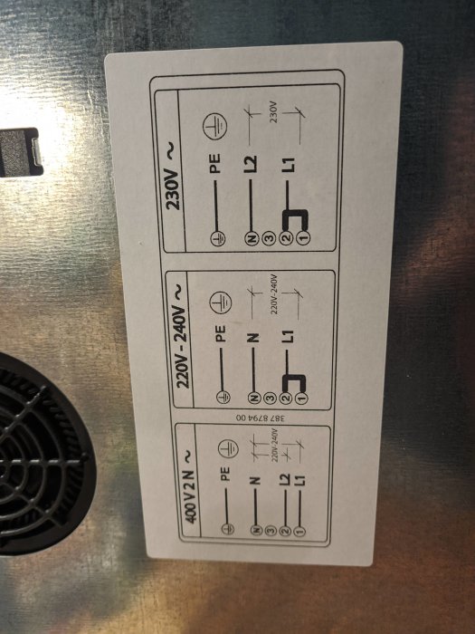 Etikett med elektriska anslutningsdiagram för 230V och 400V system.