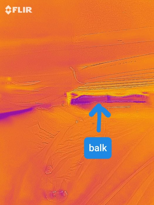 Termografibild av en balk i en grund, markerad med text och pil, som illustrerar värmeutstrålning.