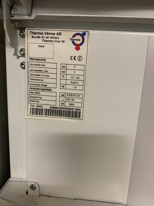 En Thermia Duo 10 värmepumps informationsetikett med tekniska specifikationer.