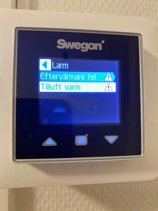 Display av ventilationsaggregat visar larm med texten "Eftervärmare fel" och "Tilluft varm".