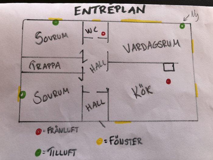 Handritad skiss över entréplan i hus, markerar rum och ventilation med frånluft och tilluft.