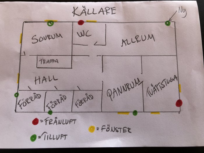 Handritad skiss över husets källarplan med markerad ventilation, inklusive frånluft och tilluft.