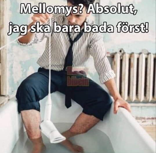 Person sitter i ett badkar med kläder på, låtsas att röra i vattnet med en toalettborste, text humor om mellanmål.