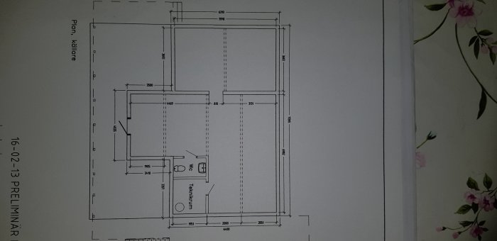 Ritning av en byggnadsplan med mått för balkar och rum, inklusive toalett och teknikrum.