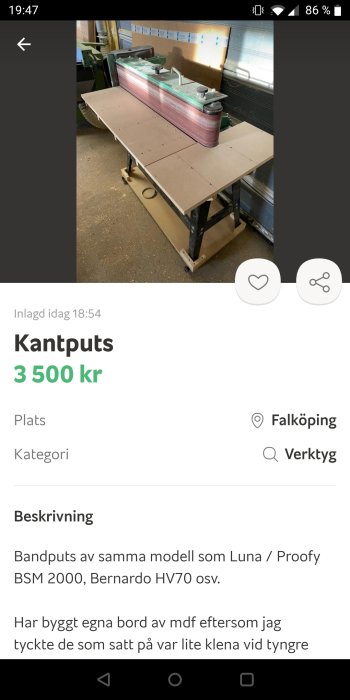 Kantputs maskin på ett anpassat MDF-bord i en verkstad, bakgrund med verktygstavla.