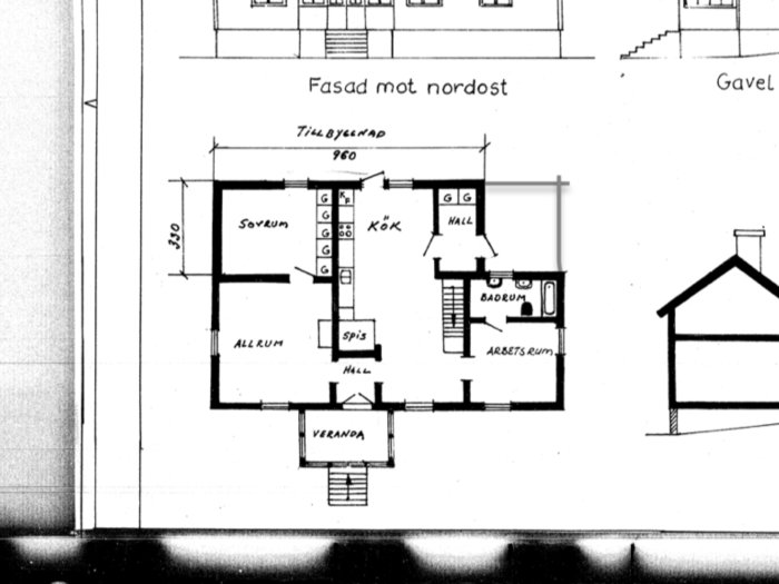 Ritning av hus med detaljerad planlösning som visar verandan ansluten till köket.