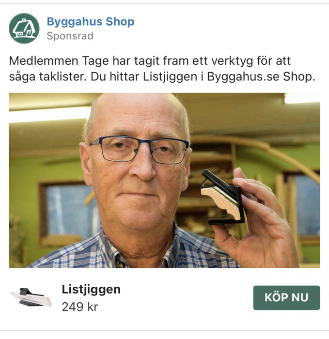 Man i verkstad håller i en Listjigg, ett verktyg för att såga taklister.