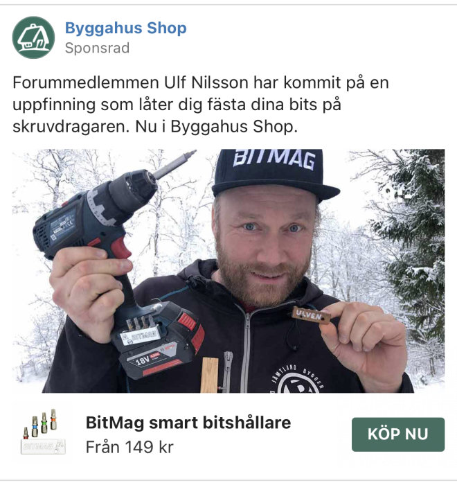 Man i keps håller upp en skruvdragare med BitMag bitsförvaring i vintermiljö.