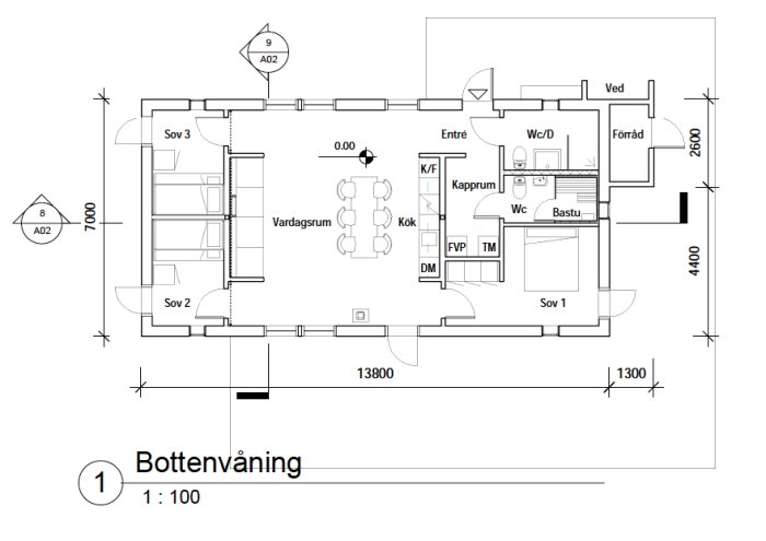 Planritning av bottenvåning i en fjällstuga med markerade positioner för väggstöd och rumsuppdelning.