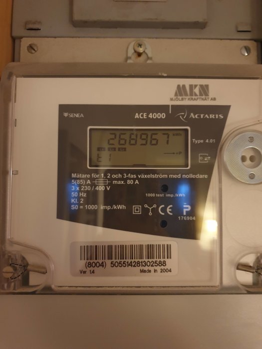 Digital elmätare ACE 4000 monterad i proppskåp visar energiförbrukning på 268967 kWh.