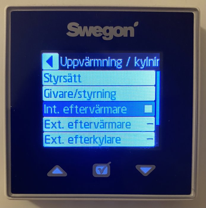 Kontrollpanel för värmesystem från Swegon visar menyn för uppvärmning/kylning och inställningar för intern eftervärmare.