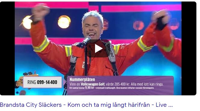 Brandsta City Släckers sångare i röd brandmansuniform sjunger live på scen.