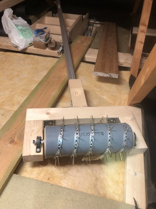 Hemmagjord 'spik-rulle' avsedd för att perforera diffusionstät papp på vinden.