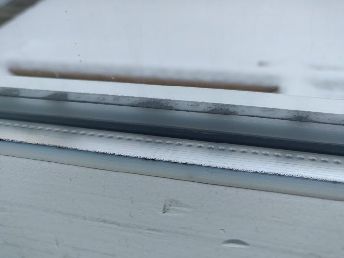 Mögel och kondens på silikonet mellan fönsterkarm och glas på insidan.