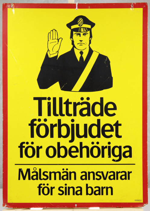 Gammal stil skylt "Tillträde förbjudet för obehöriga, målsmän ansvarar för sina barn" med vakt som gör stopptecken.