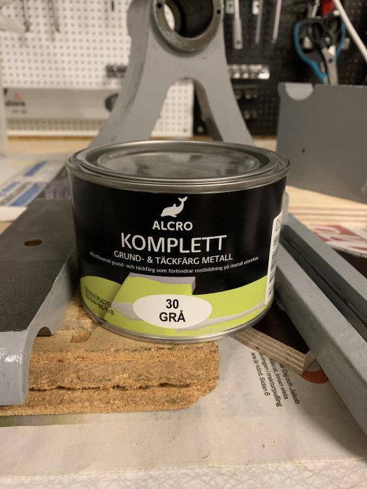 Burk Alcro Komplett grund- och täckfärg för metall, färgen GRÅ, rekommenderad av färgbutik.