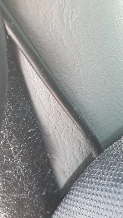 Elektrisk kabel dold längs interiörlist i fordon, visar installation som beskrivs i inlägg.