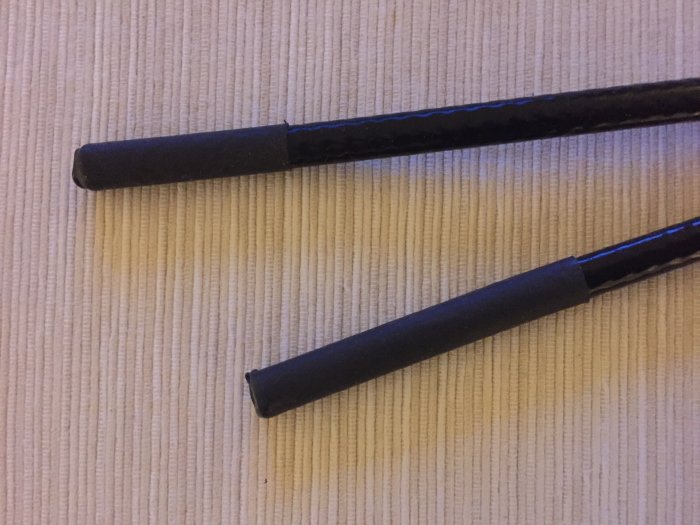 Två Raychem-kabeländar placerade på ett ljusstripigt underlag.