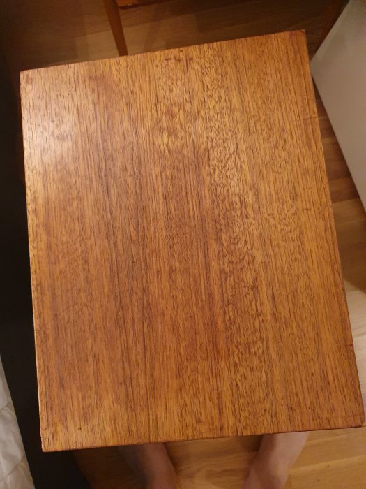 Överraskande mörknat träfaner på högtalare efter linoljebehandling.