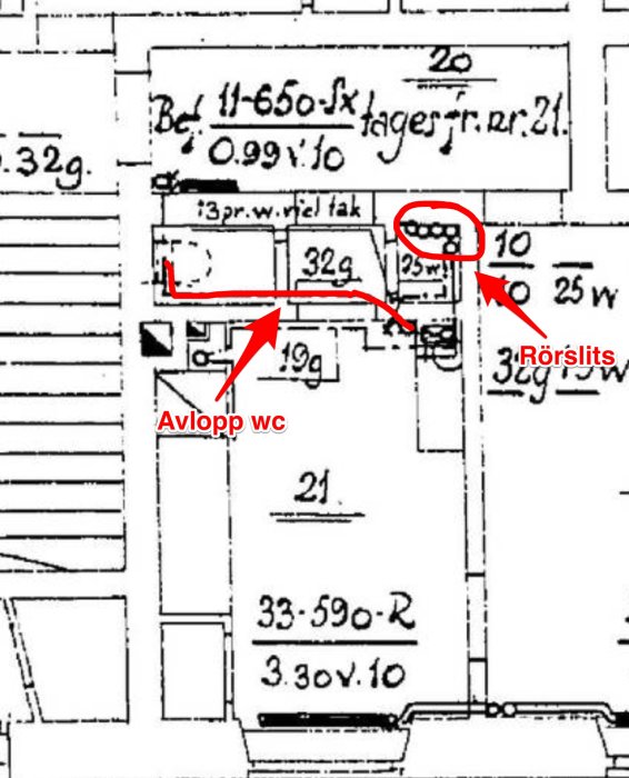 Byggritning med markerad rörslits och avloppsledning för WC, angivet med röd cirkel och pil.