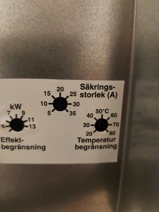 Inställningspanel på en Nibe EVC 13 elpanna med vred för säkringsstorlek, effektbegränsning och temperaturbegränsning.