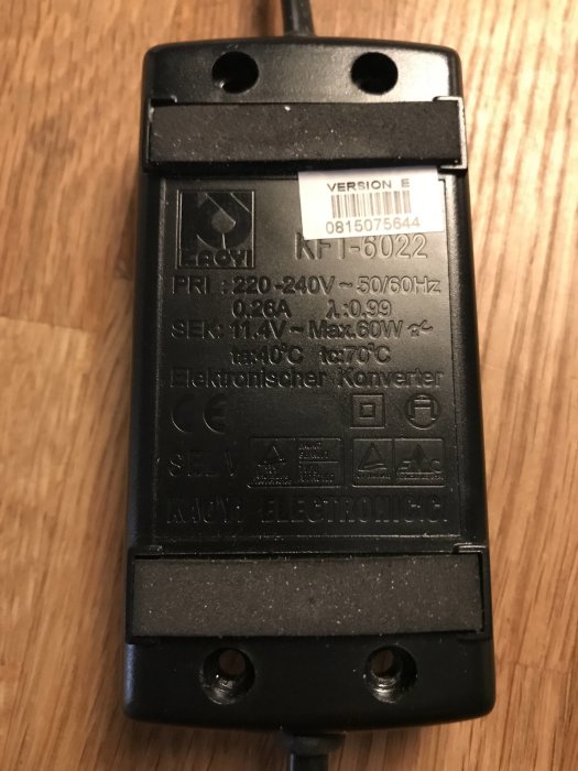 Elektronisk transformator för halogenlampa med teknisk information.