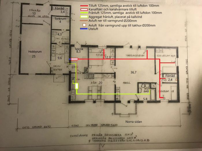 Ritning av husplan med markerade ventilationssystem. Kanalförläggning syns med röda och gula linjer.