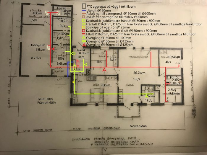 Handritad skiss av en husplan med markerade ventilationssystem och flödesmängder för tillufts- och frånluftsventiler.