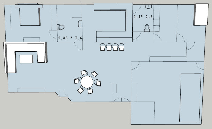 Ritning av en bostadsplan med måttangivelser, visar toaletter, handfat, möblering och kökslayout.