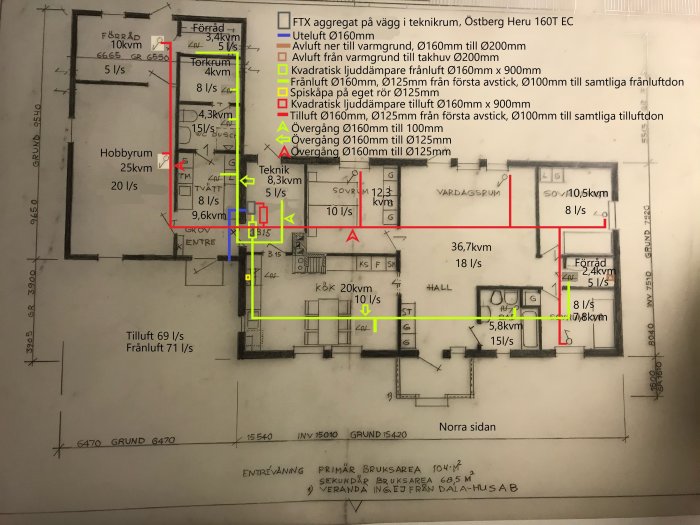 Arkitektonisk ritning av en byggnad med markerade flöden för ventilationskanaler och specifikationer för luftomsättning.