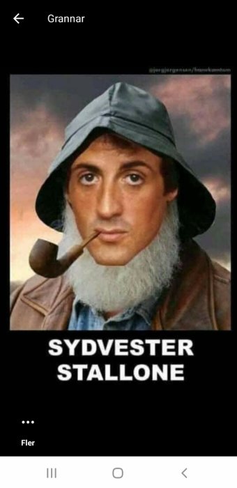 Photoshopad bild av en man med historiska kläder och pipa som liknar Sylvester Stallone.