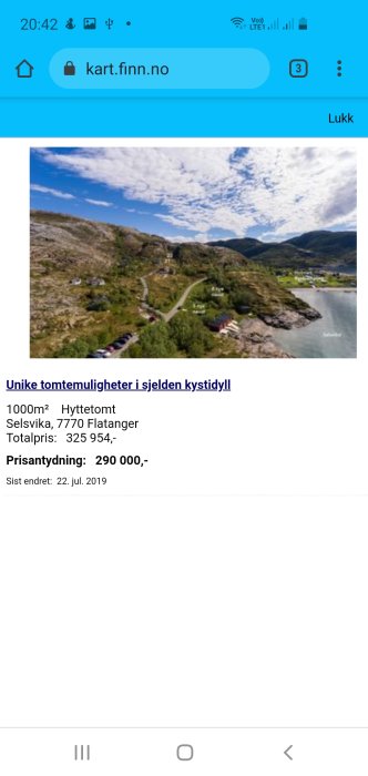 Luftvy av en kusttomt marknadsförd som en unik möjlighet i en idyllisk kustmiljö med klarblå himmel.