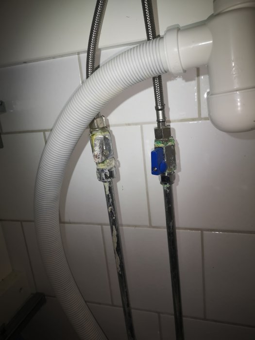 Korroderade ballifixventiler under handfat med synligt läckage och kalkavlagringar.