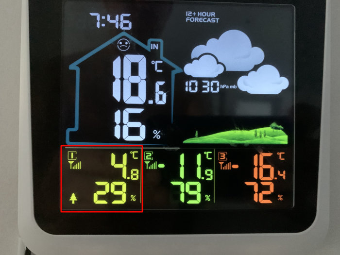 Digital väderstation som visar inomhus- och utomhustemperatur med pumpgropsdata markerad: inne 10.6°C, ute -16°C, pumpgrop +4.8°C.