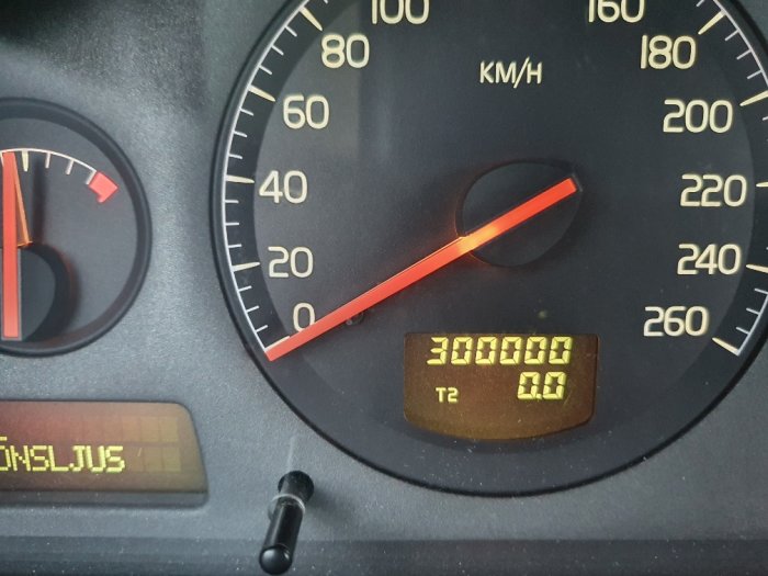Bilens hastighetsmätare visar 0 km/h och en trippmätare visar 300 000 km.