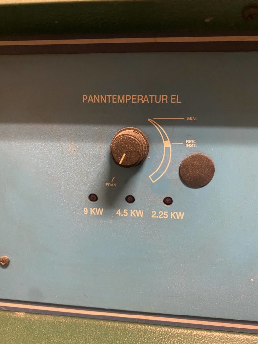 Vred för pannans effektinställning på 9 kw med texten "PANNTEMPERATUR EL" ovanför.