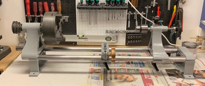 Mekanisk konstruktion med svetsad mutter och bricka samt monterad drivaxel på arbetsbänk.