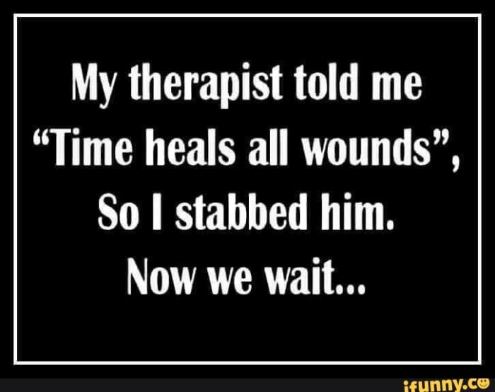 Textmem med skämt om "Time heals all wounds", där någon sticker sin terapeut och väntar på läkning.