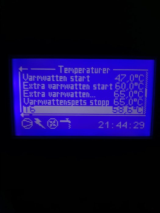 Digital display visar en uppvärmningsmeny med temperaturinställningar och klockslag.