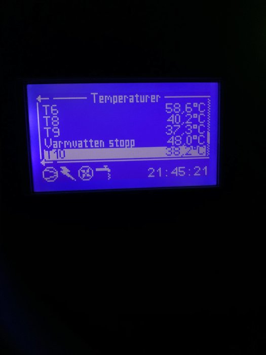 Digital display av en meny med temperaturinställningar och tid.