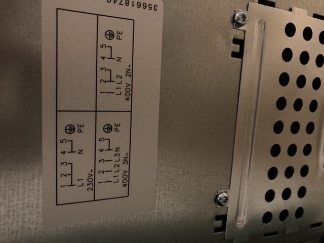 Etikett med schema för Perilexuttag och en del av ett oanslutet uttag för spis, indikerar elinstallation.