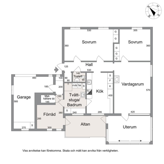 Planritning av en villa med rum och mått angivna, inklusive garage, förråd, och uteplatser.