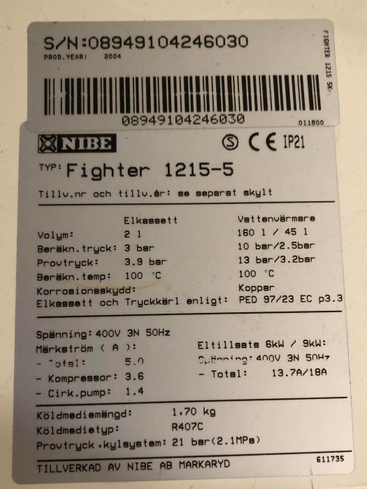 Etikett för NIBE Fighter 1215-5 värmepump med tekniska specifikationer och serienummer.