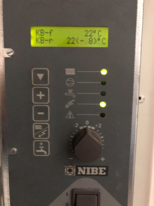 Display på en NIBE-värmepump med temperaturinställningar och driftindikatorer.