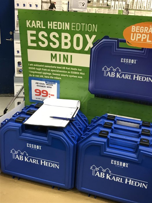 Blåa ESSEBOX MINI förvaringslådor från KARL HEDIN med specialerbjudandeplakat.