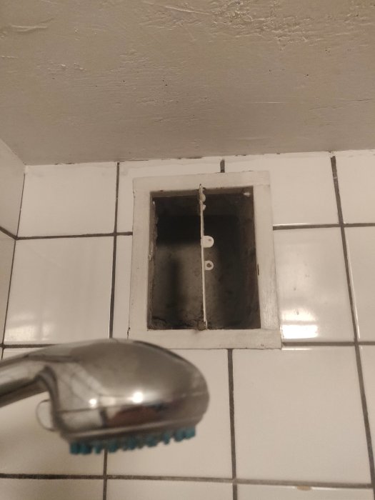 Renoveringsprojekt som visar en öppning i badrumstak för möjlig ventilationsinstallation.