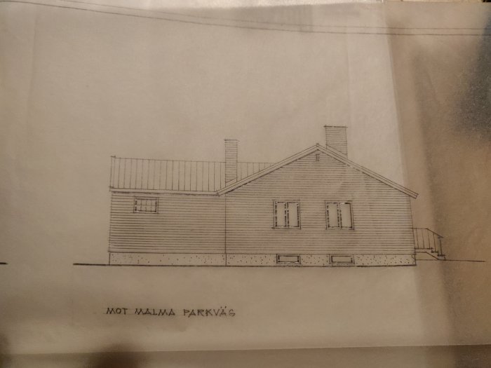 Arkitektritning av ett enplans tegelhus med källare och två skorstenar från 1964.